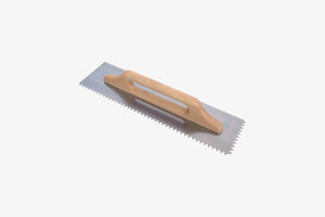Llana con diente V para peinado de adhesivos en la colocación cerámica. Lámina de acero y mango cerrado de madera de alta calidad. Distribuido por Raimondi Spain.